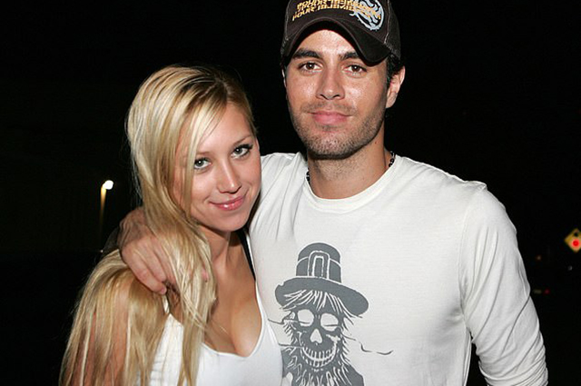 Танцуют все! Анна Курникова — на столе в бикини и на шпильках: видео Танцуют все! Анна Курникова — на столе в бикини и на шпильках: видео экстерьер