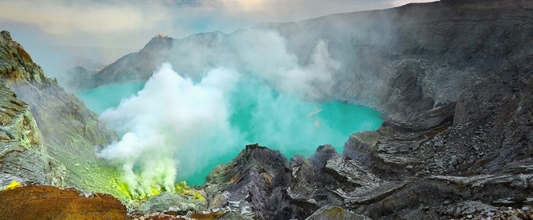 Кратер вулкана Иджен
