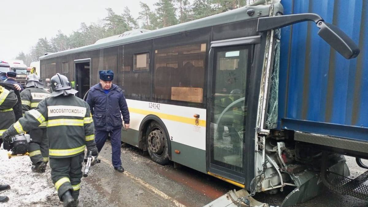 Десять человек пострадали при столкновении автобуса с грузовиком в Подмосковье