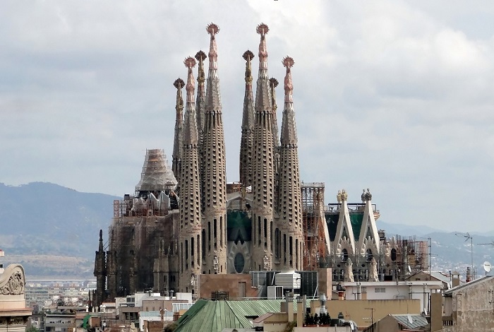 Один из самых поразительных по красоте храмов Барселоны.