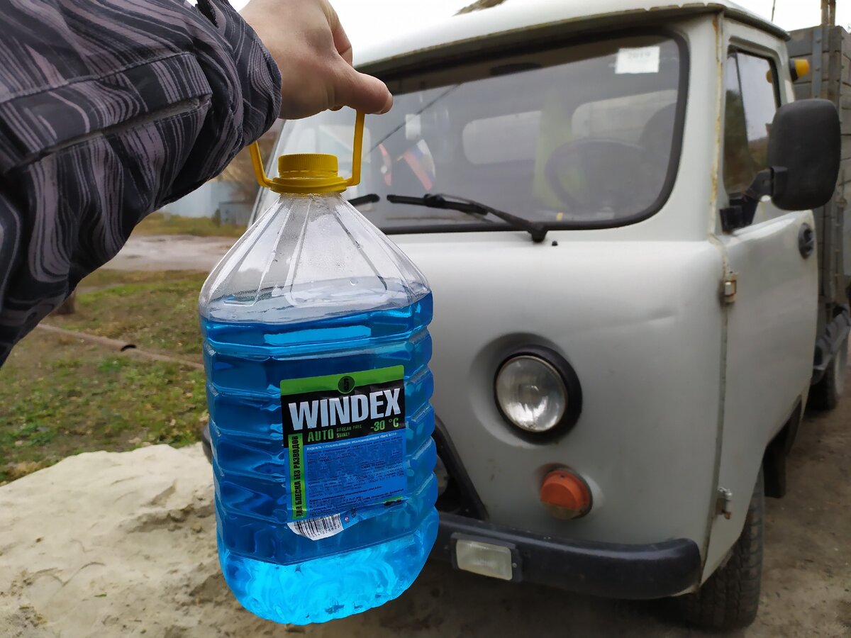 Почему "матёрые" автовладельцы покупают "незамерзайку" на улице, а не в магазинах