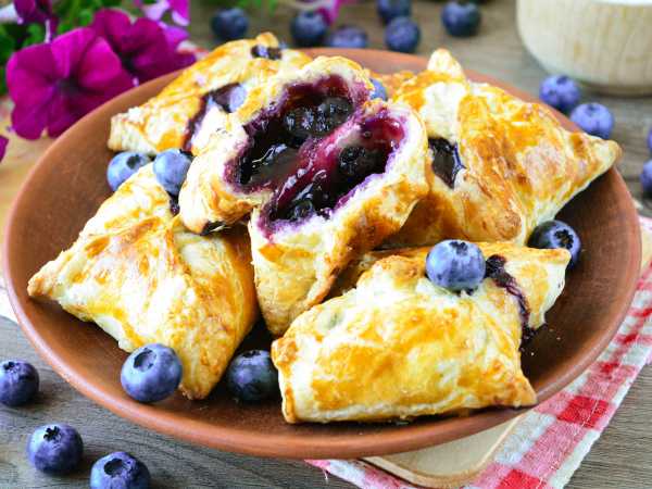 Слойки с голубикой (из слоеного теста), рецепт с фото