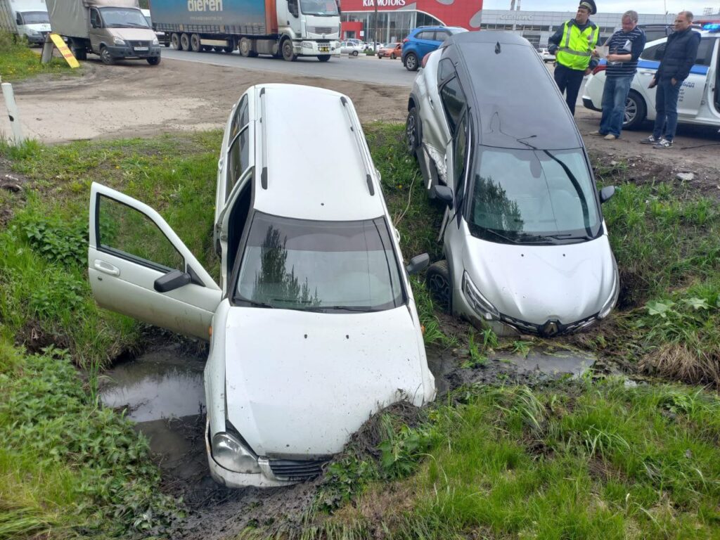 На трассе М5 в Рязани «Рено» и «Лада» съехали в кювет после столкновения