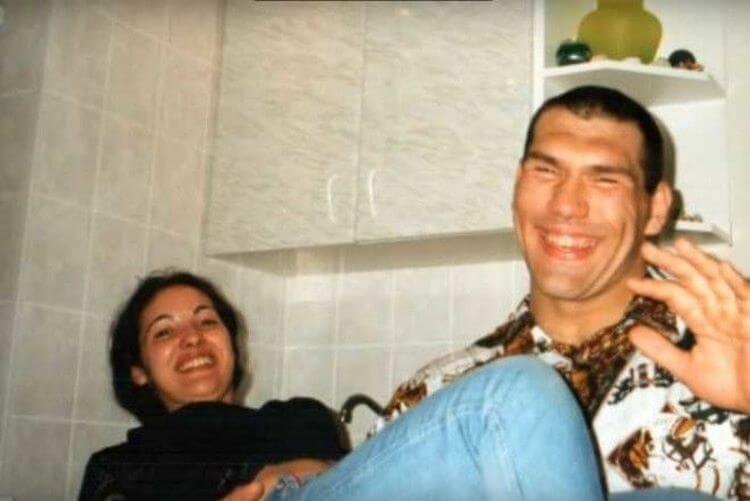 valuev-pokazal-svoyu-suprugu-takaya-miniatyurnaya_004
