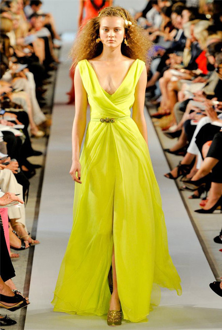 Модель в лимонно-желтом платье