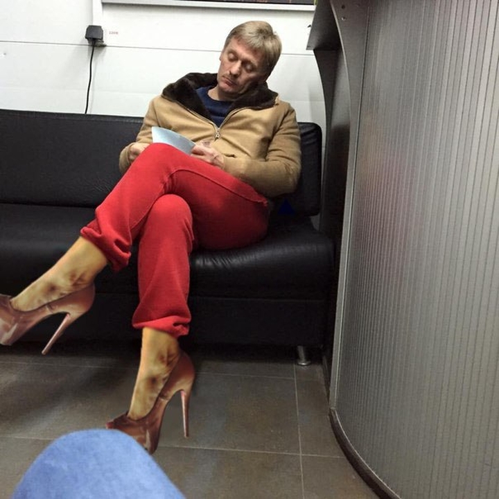 фото пескова на автомойке в красных штанах нему
