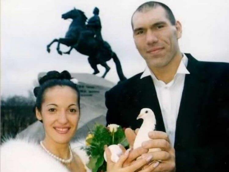 valuev-pokazal-svoyu-suprugu-takaya-miniatyurnaya_006