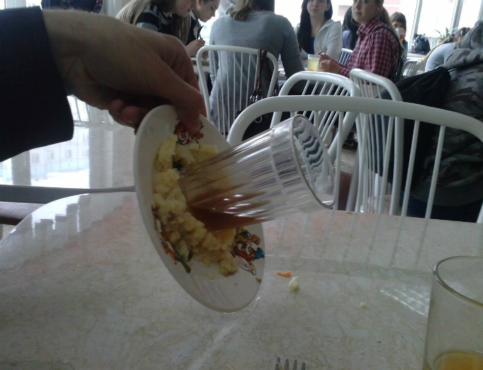 10 уморительных снимков из отечественных столовых 