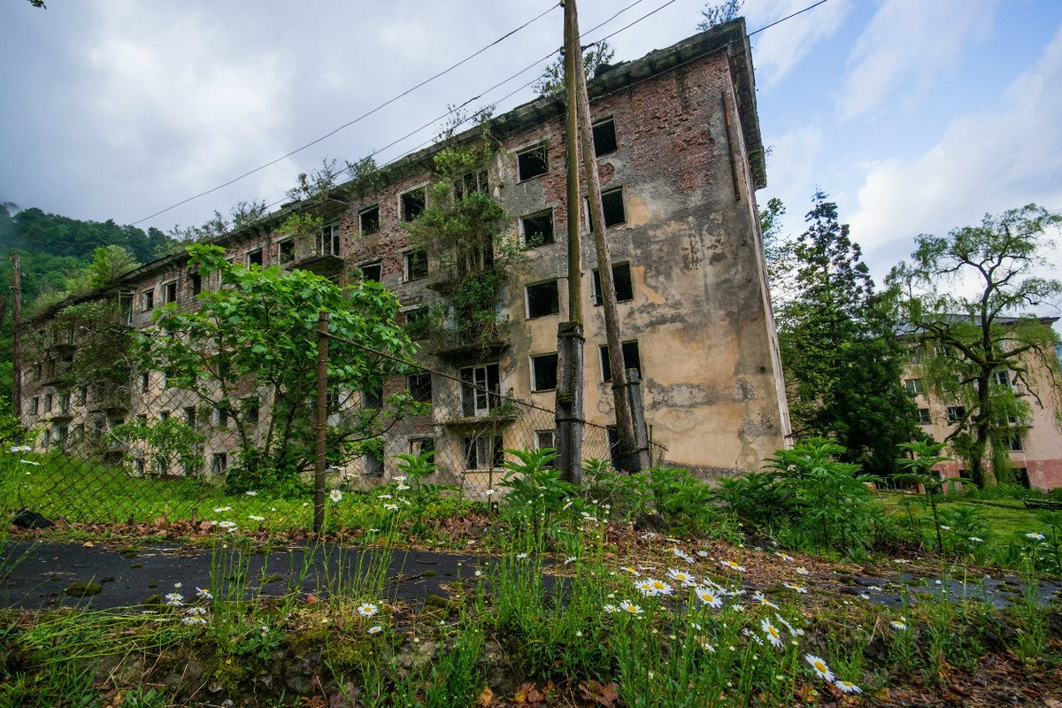 Фото заброшенного города. Сухум город призрак. Ткварчели Поляна. Военный городок Сухум. Абхазия Сухум заброшенный город.