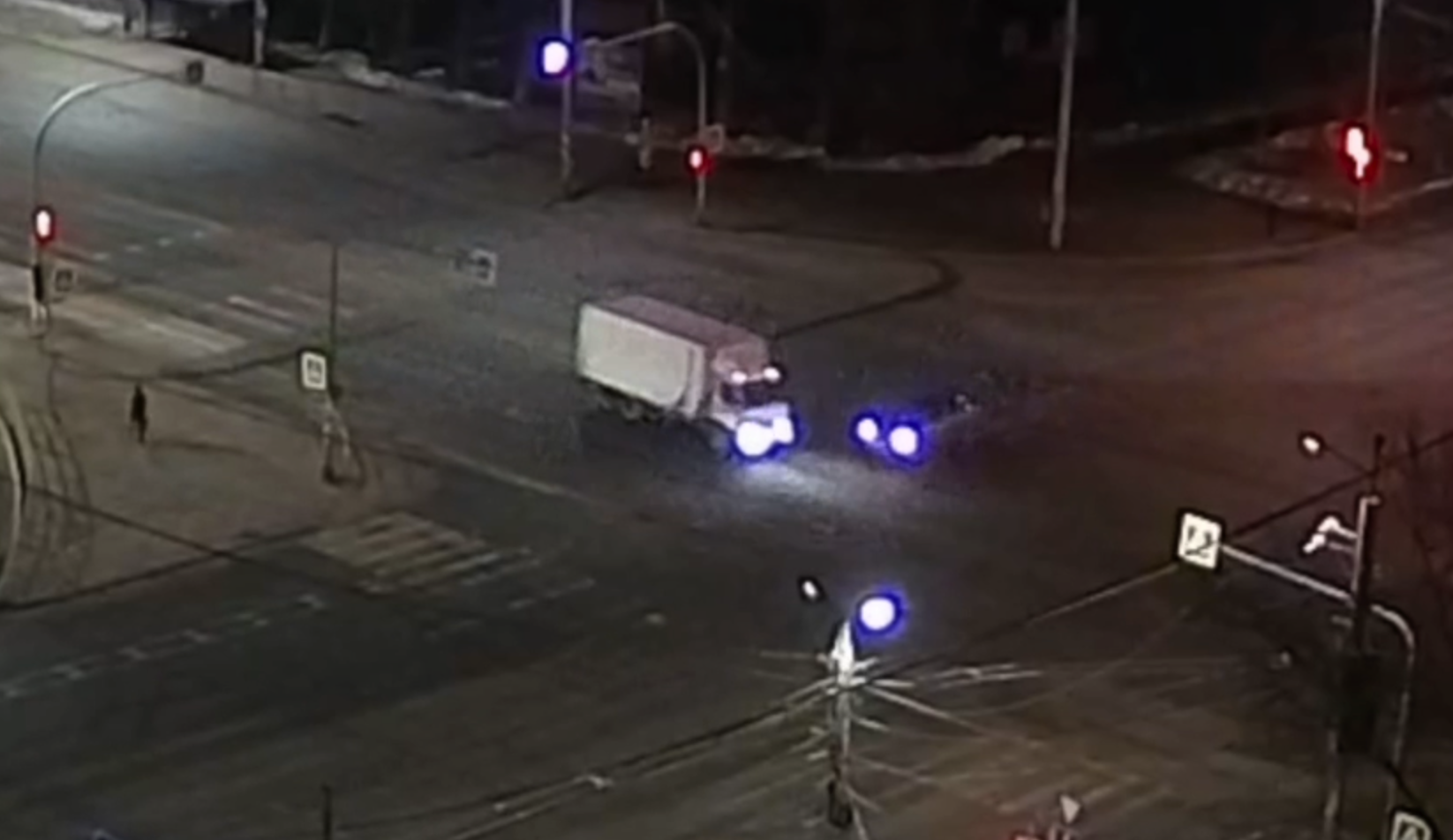 В центре Челябинска на полной скорости опрокинулся грузовик