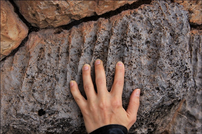 Каким образом удалось оставить такие следы в камнях - пока неизвестно. /Фото: laiforum.ru
