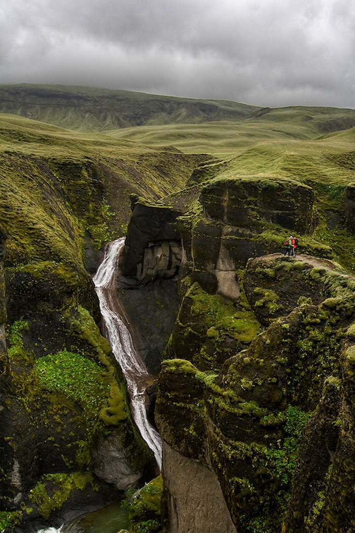Каньон Fjaðrárgljúfur в Исландии исландия