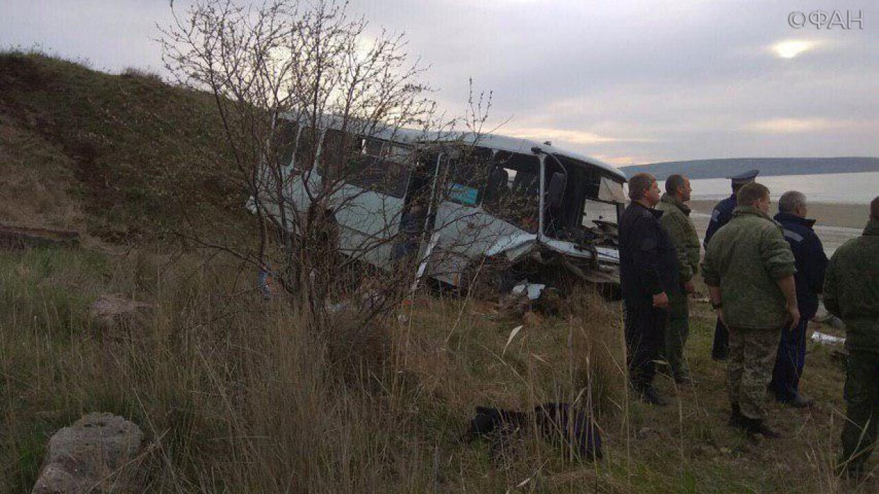 Появились фото автобуса, улетевшего в овраг на трассе в Крыму