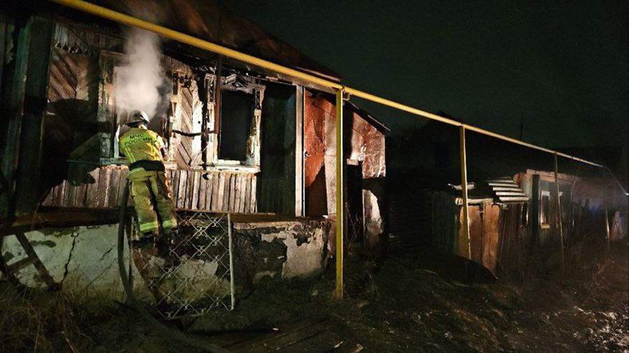 Два человека погибли при пожаре в доме в Челябинской области