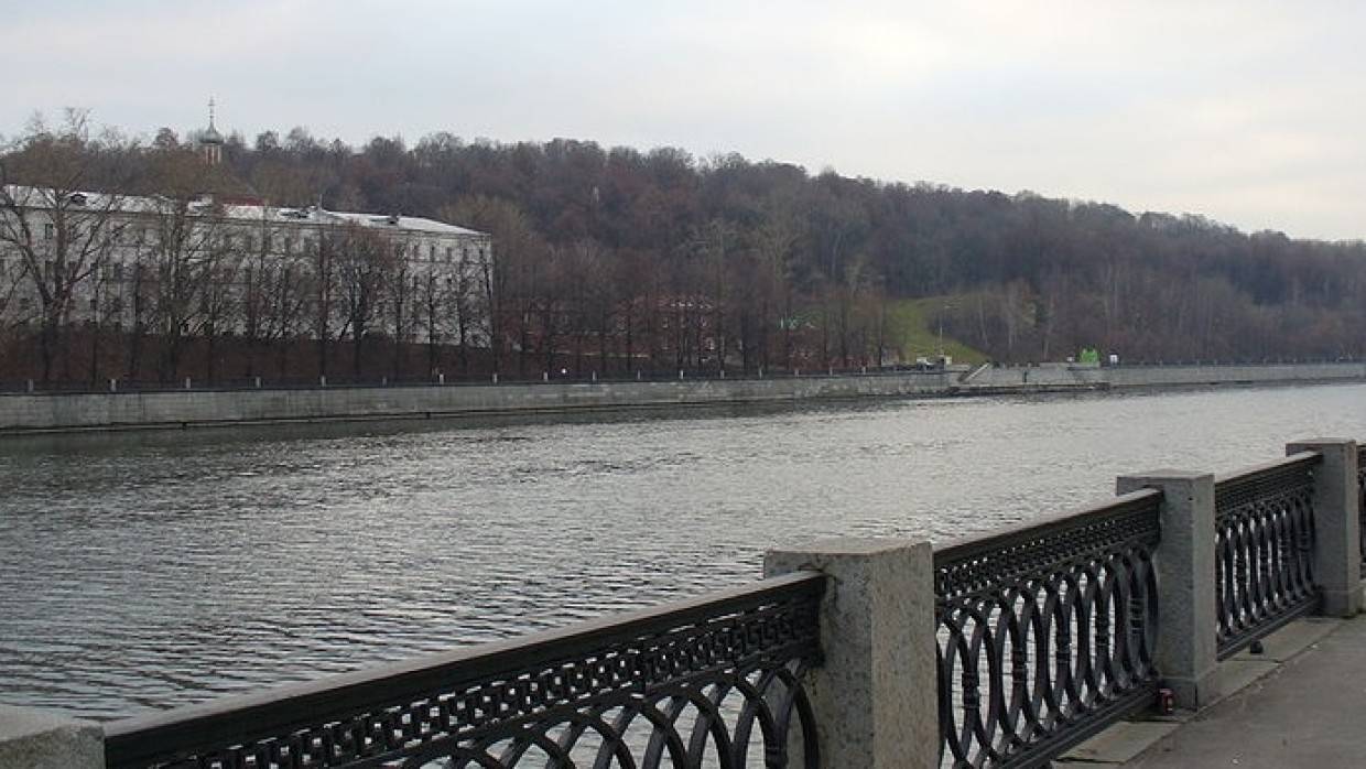 Грунт провалился на 1,2 тыс. «квадратов» на набережной в Москве