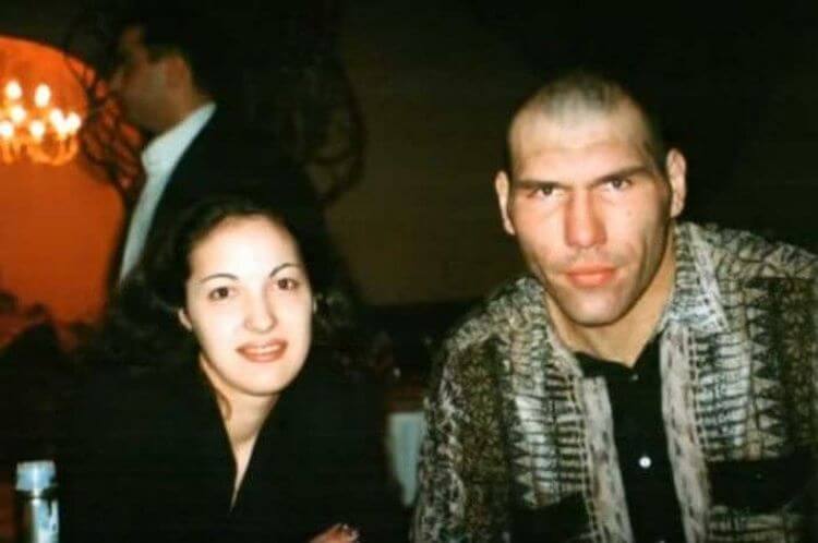 valuev-pokazal-svoyu-suprugu-takaya-miniatyurnaya_005