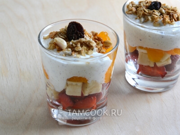 Рецепт фруктового салата с мюсли и сметанным соусом