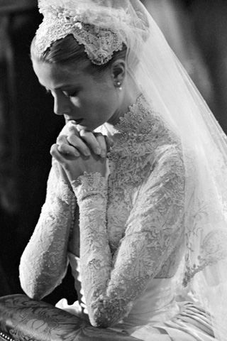 Грейс Келли в свадебном платье. Фото / Grace Kelly in a wedding dress. Photo