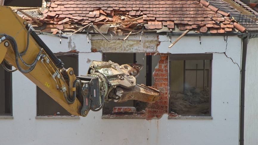 Деревянный дом упал на проезжую часть во время демонтажа в Южно-Сахалинске