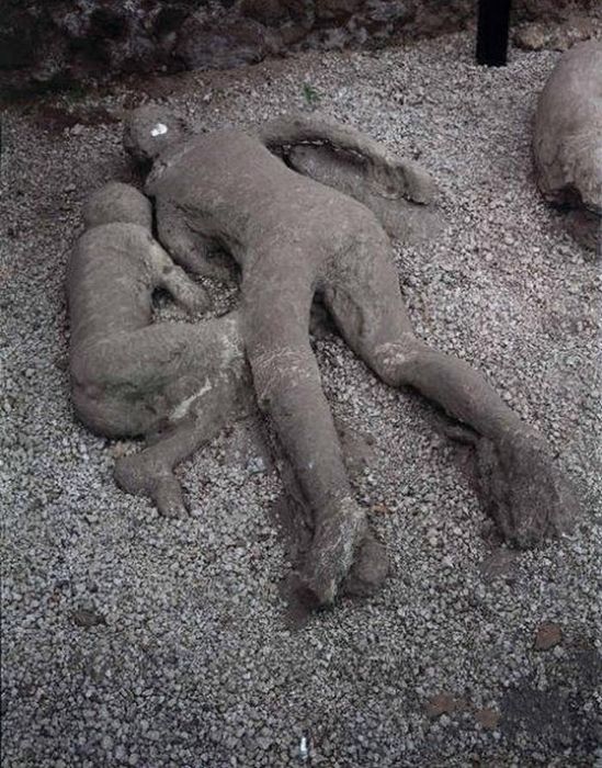 Извержение Везувия превратило людей в окаменевшие статуи 