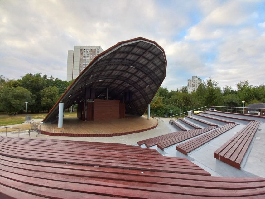 В парке «Ангарские пруды» открылась новая фотовыставка о металле