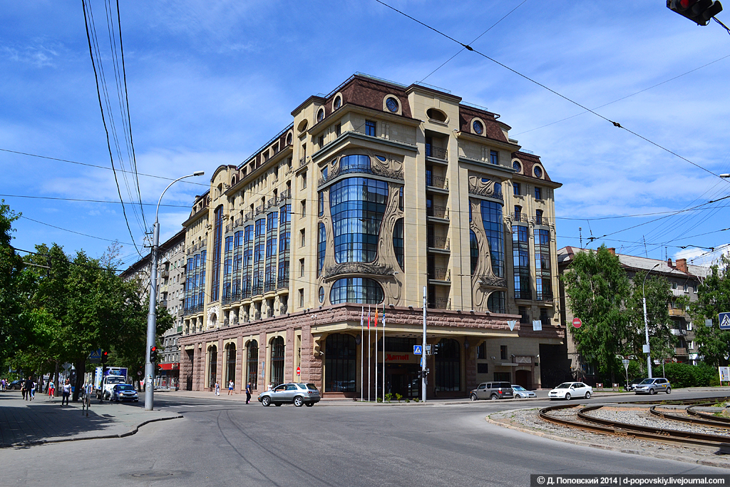 Здания новосибирска. Марриотт Новосибирск архитектура. Пятизвездочный отель Новосибирск. Отель Марриотт на Красном проспекте Новосибирск. Форма Марриотт Новосибирск.