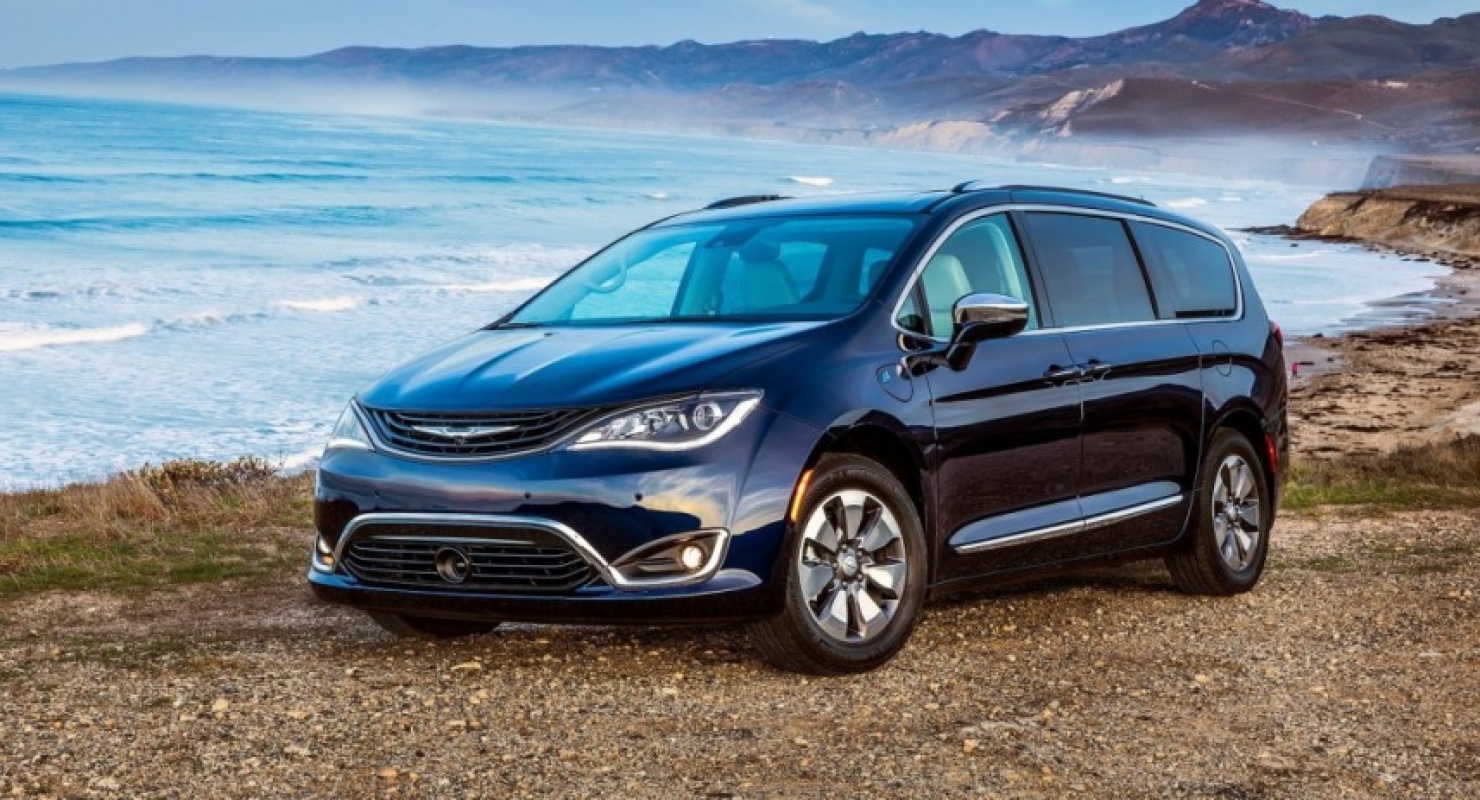 Компания Chrysler отзывает почти 20 000 гибридных минивэнов из-за возгорания