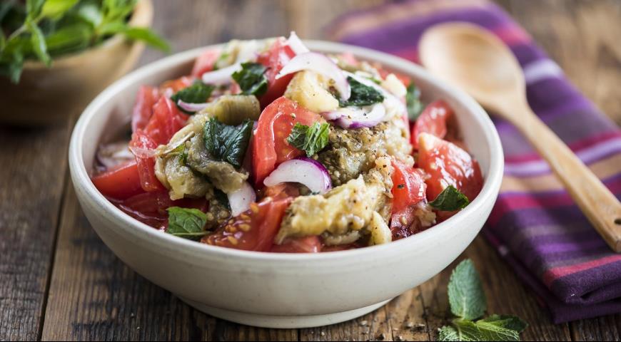 Салат с баклажанами и помидорами