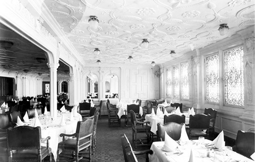 Ресторан палубы В стилизован под шикарное французское заведение начала ХХ века