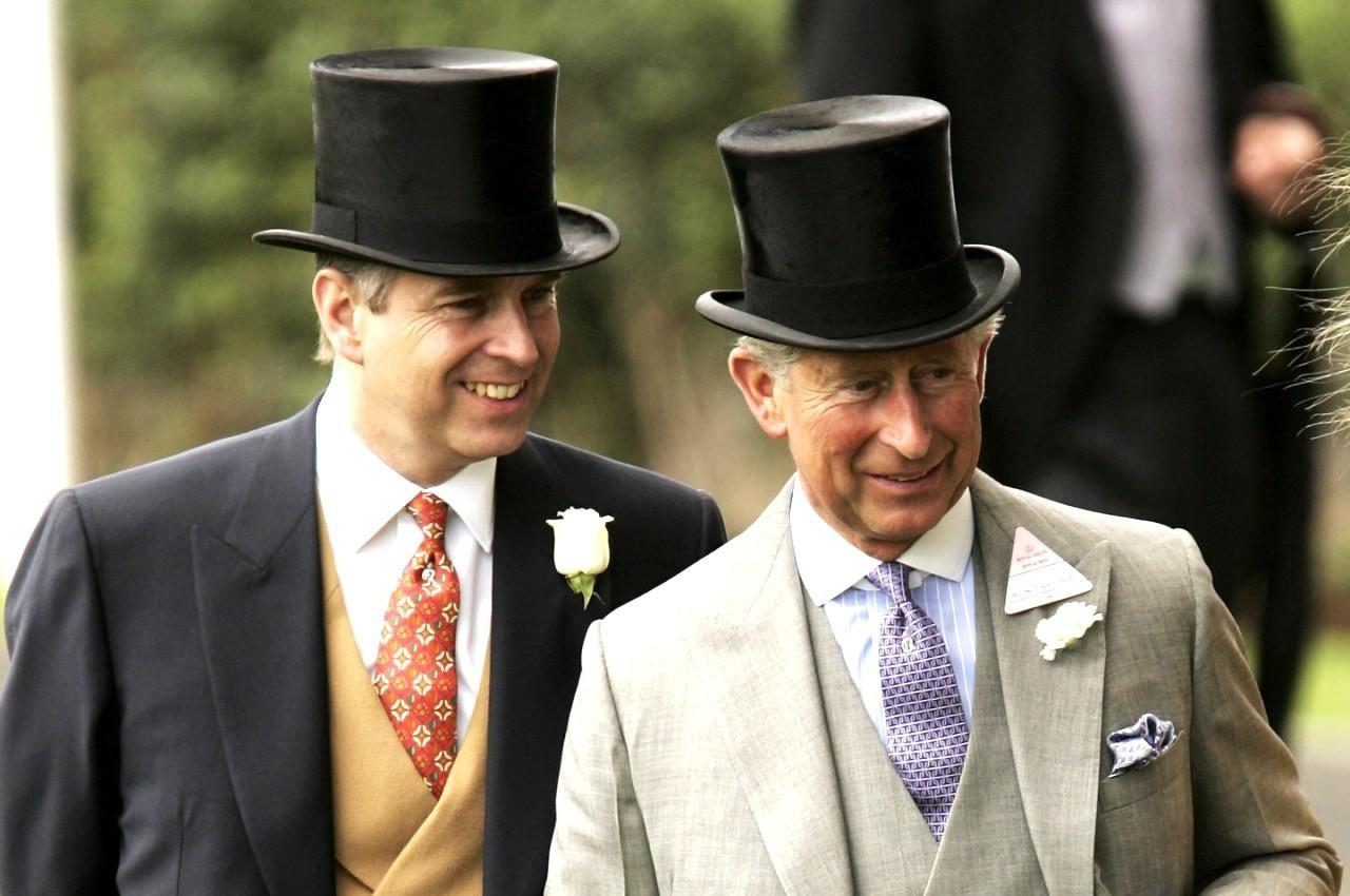 Почему принца Эндрю лишили всех титулов: история конфликта короля Карла III и его младшего брата Эндрю, принц, брата, Чарльз, король, принца, Великобритании, стало, королевской, королевского, Джуффре, Эпштейна, матери, герцога, королева, короля, время, Филипп, Джеффри, Елизавета