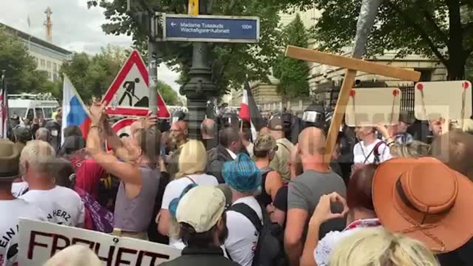 Протестующие в Берлине принялись скандировать: 