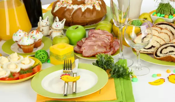 Пасха/></p>
<p>-Существует поверье, что если женщины, которые долгое время боролись с зачатием, спят с красным яйцом за пазухой, то в следующем году у них родится ребенок; </p>
<p>-Согласно поверью, в Страстную пятницу следует стричься, чтобы не волноваться в течение года; </p>
<p>-Однако в Страстную пятницу не стоит заниматься стиркой, потому что заботы будут преследовать вас целый год; </p>
<p>-В некоторых частях страны старики верят, что скорлупа пасхальных яиц обладает магической силой. Вот почему они хранили их и использовали в заклинаниях против уроков. Бабушки растирали их в порошок, который использовали при лечении различных болезней; </p>
<p>-Если чего-то пожелать в ночь перед Воскресением Христовым, оно сбудется.</p>