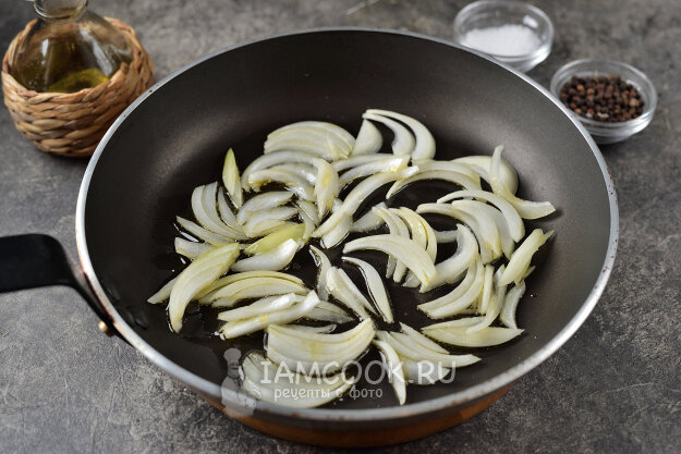 🐟Вкусный ужин из скумбрии за считанные минуты сковороде, Рецепт, примерно, поперчите, посолите, конце, стороны, каждой, минуты, готовности, сразу, скумбрию, Жарьте, луку3, положите, куски, Порежьте, плёнки, чёрной, вкусуПодавайте