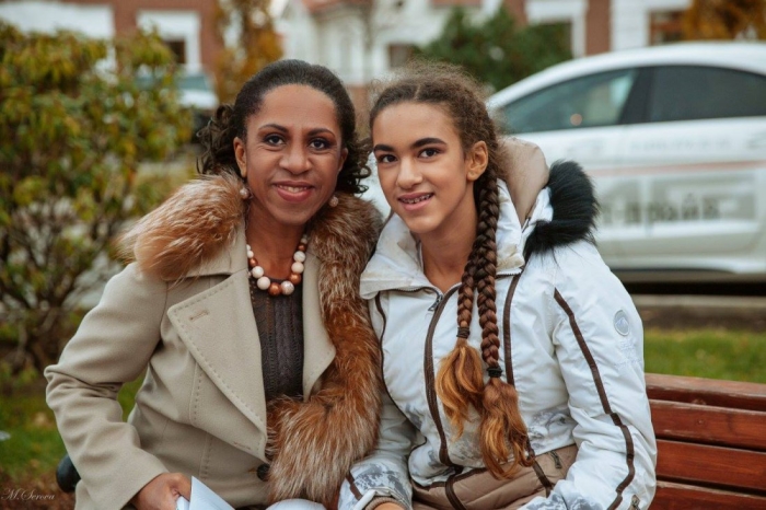 Как советское детство повлияло на семью известной телеведущей Елены Ханги: Не только «Про это» Как советское детство повлияло на семью известной телеведущей Елены Ханги: Не только «Про это» видео,Елена Хаенга,наши звезды,скандал,шоу,шоубиz,шоубиз