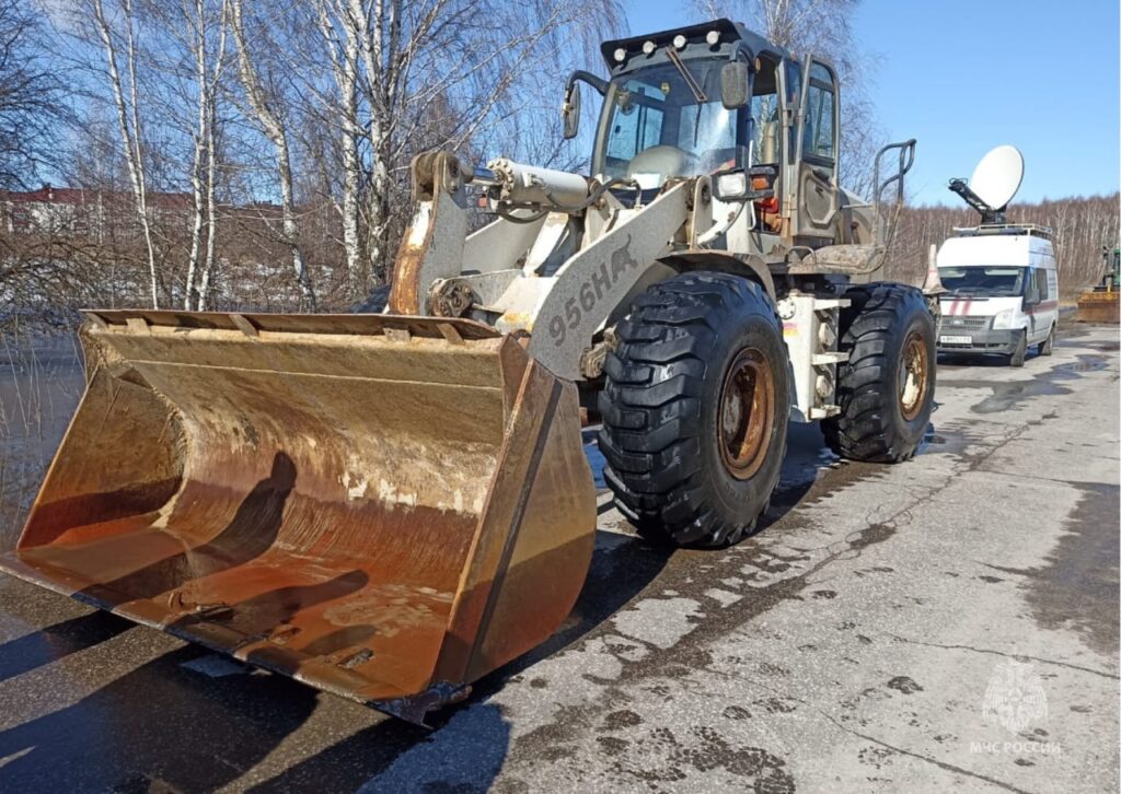 В Ряжске поднимают из воды утонувшую фуру