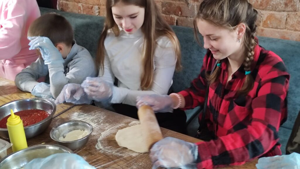 В Рязани для детей из ПВР провели мастер-класс по приготовлению пиццы