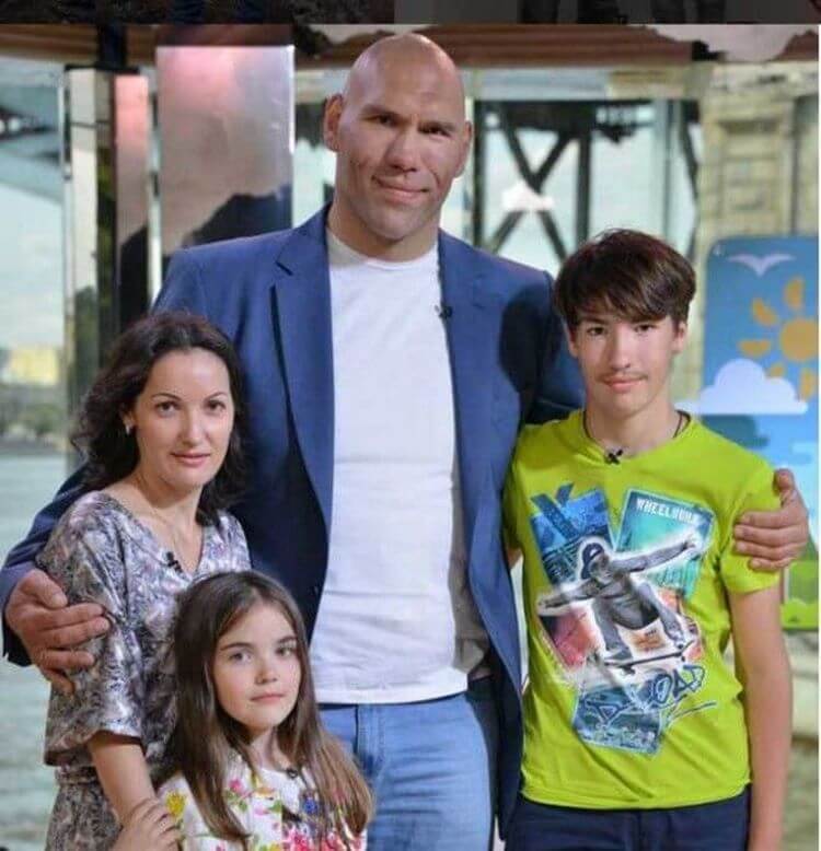 valuev-pokazal-svoyu-suprugu-takaya-miniatyurnaya_010