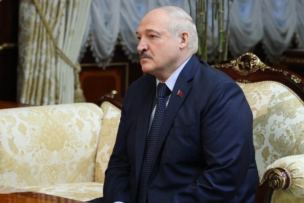 Лукашенко поделился с журналистами бургером