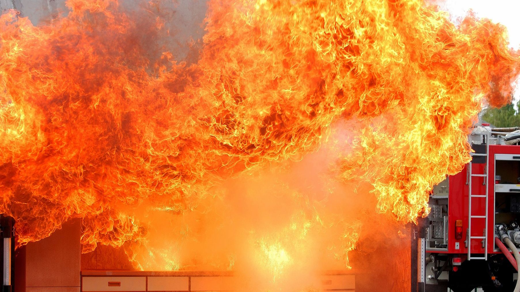 Пожар произошел на складе с лакокрасочными изделиями в подмосковном Шаховском