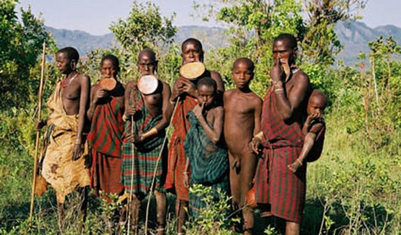 Племя Сурма
Эфиопия
Небольшое плато, расположенное в горах между Кенией, Эфиопией и Суданом, стало родным домом для одного из самых странных племен мира. Сурма были найдены только в конце прошлого века и до сих пор отказываются вступать в контакты с цивилизацией. Внешний вид аборигенов весьма примечателен: они очень любят украшать свои бритые наголо головы причудливыми композициями из цветов и палок, а нижнюю губу растягивают до невероятных размеров.