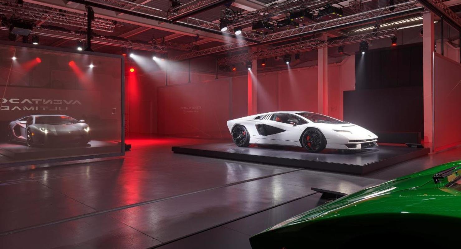 Компания Lamborghini представила возрождённый Countach LPI 800-4 на Миланской неделе дизайна