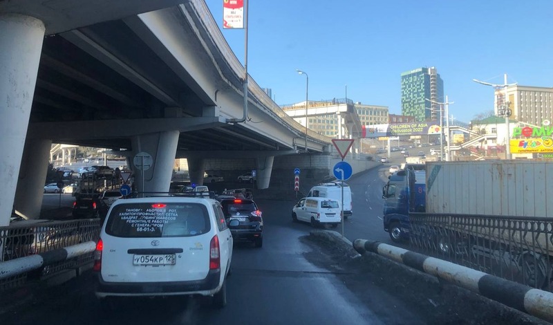 Точное владивосток сейчас. Под мостом. Владивосток под мостом. Новости Владивостока. Владивосток в феврале.