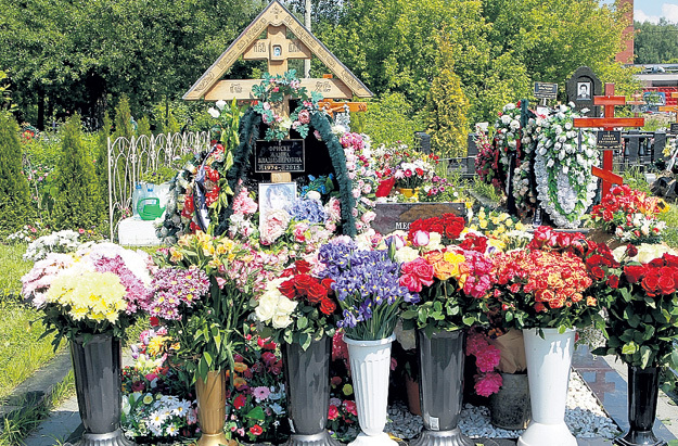 Могила Жанны утопает в цветах. Фото Руслана ВОРОНОГО