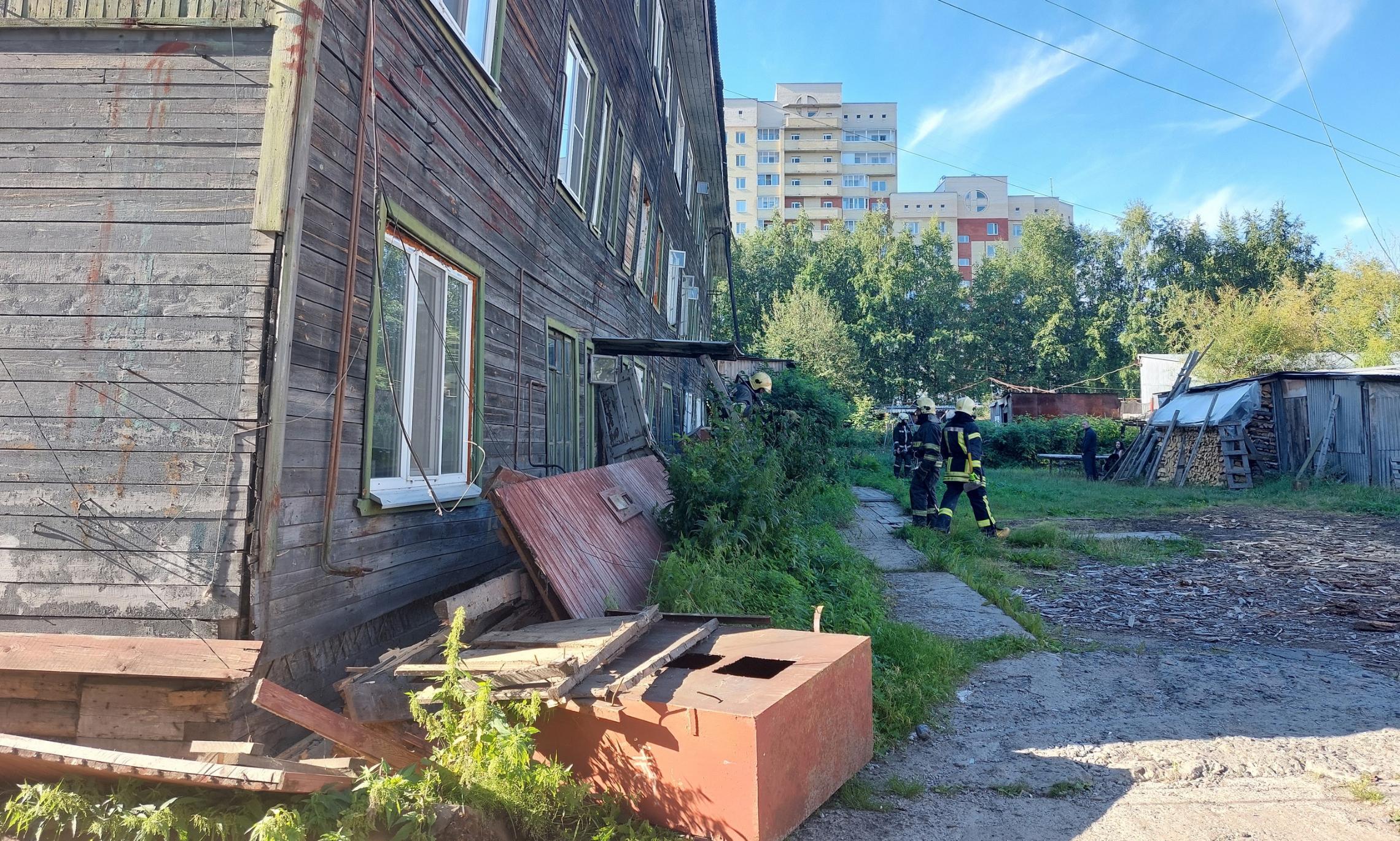 Власти Архангельска предложили маневренное жильё жителям сошедшего со свай дома на Северодвинской улице