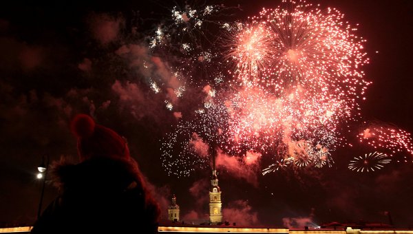 Праздничный салют в честь Дня защитника Отечества. Архивное фото