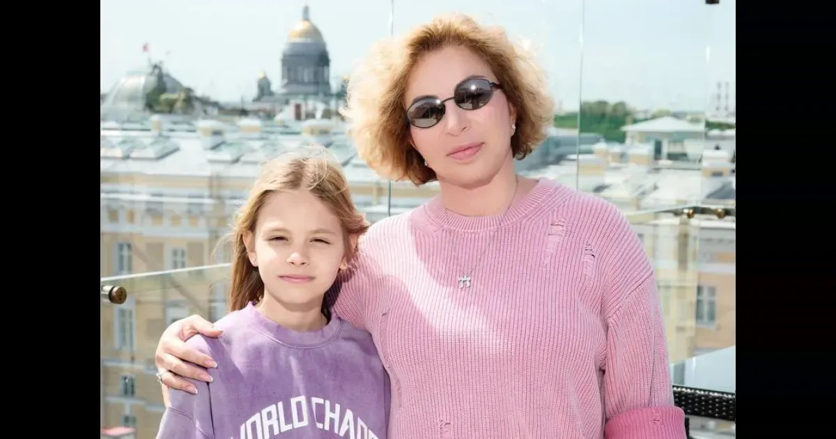 «Ты наградила меня званием "бабушка"»: Симона Черноморская поздравила внучку Алису с 12-летием