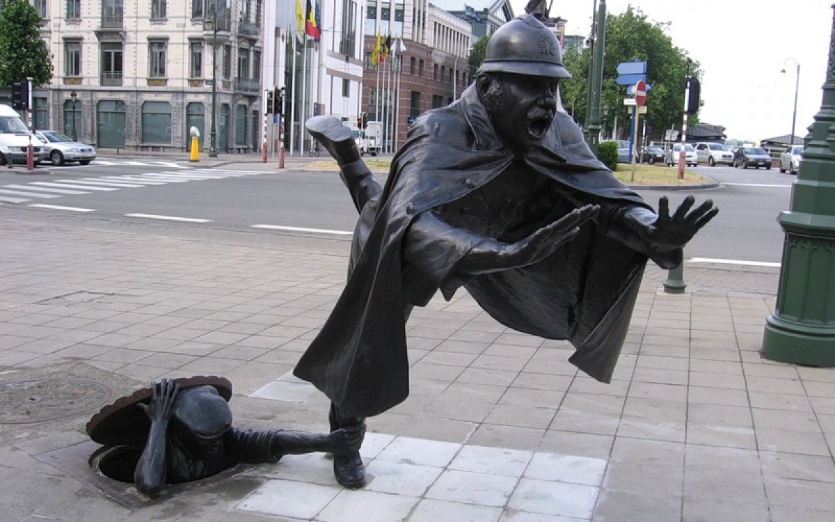 Почему люди создают необычные памятники. Памятник полицейскому в Брюсселе. Памятник шутка над полицейским Брюссель. Шутка над полицейским Брюссель Бельгия. Памятник смеху Германия.