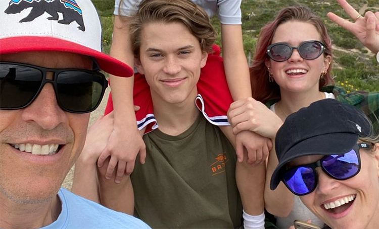 Больше никаких вечеринок: Риз Уизерспун отметила день рождения в походе