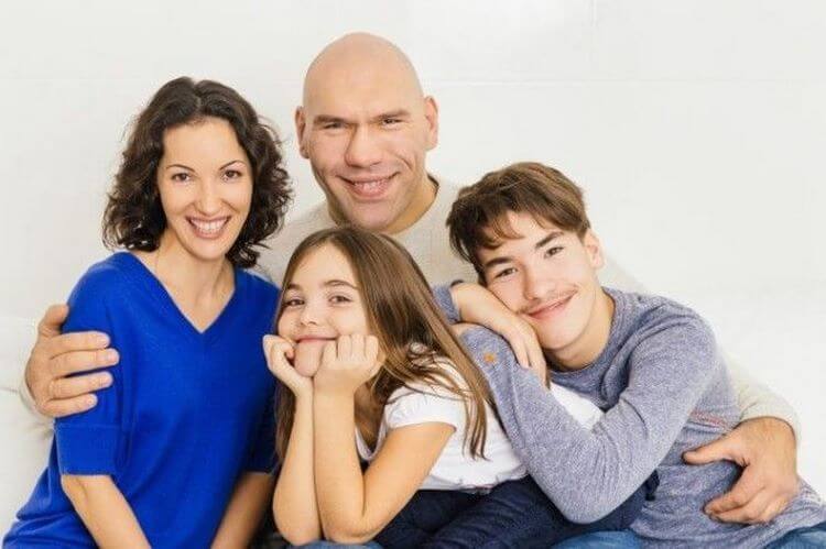 valuev-pokazal-svoyu-suprugu-takaya-miniatyurnaya_011