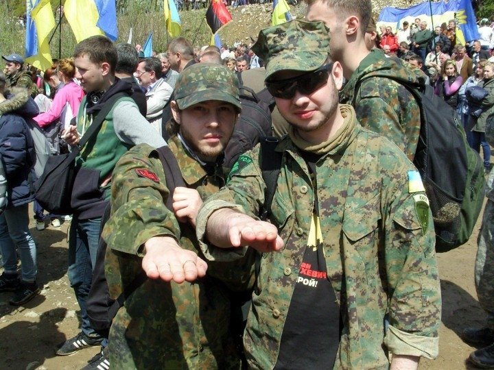 Киев отдал РФ мужчину, наказавшего вояку АТО за нападение на девочку с георгиевской лентой